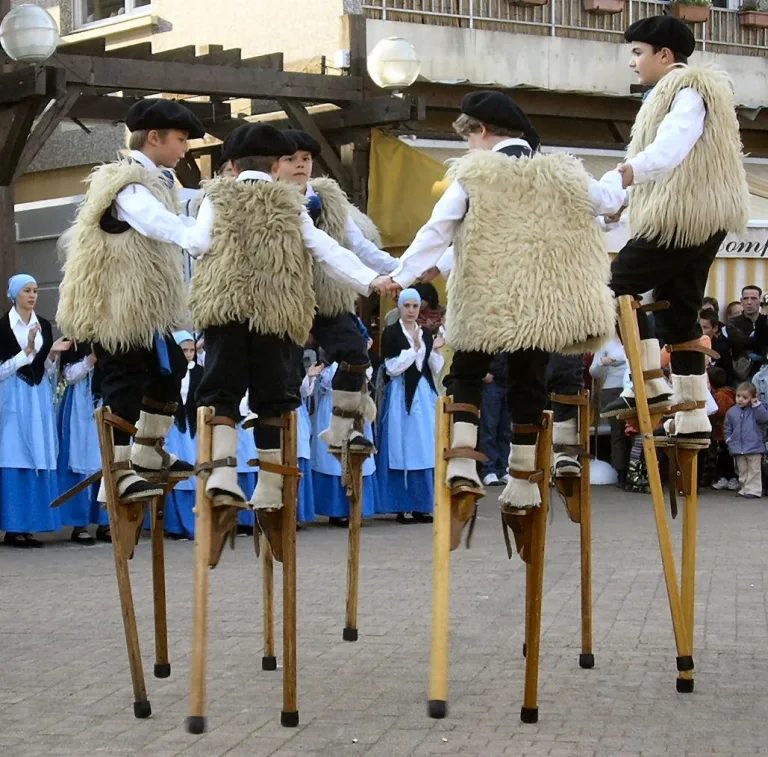 Photo de Pelote Basque et folklore landais