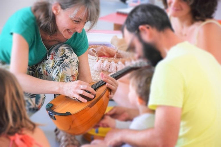 Photo de Atelier chant parents-enfants / Comptines et mandoline / 0-5 ans