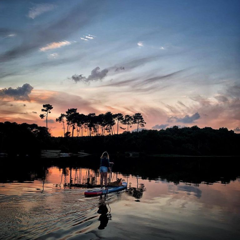 Photo de Paddle sur le lac au coucher du soleil